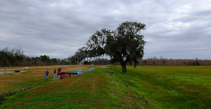 Canon and earthen rampart on the Chalmette Battlefield